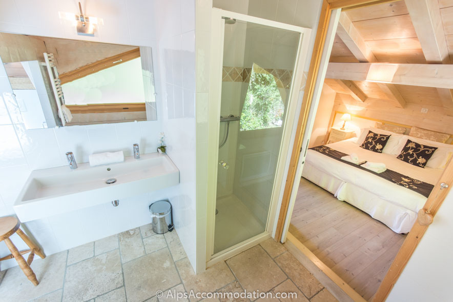 Chalet Falcon Samoëns - In the quad bedroom guests will find a bright ensuite bathroom