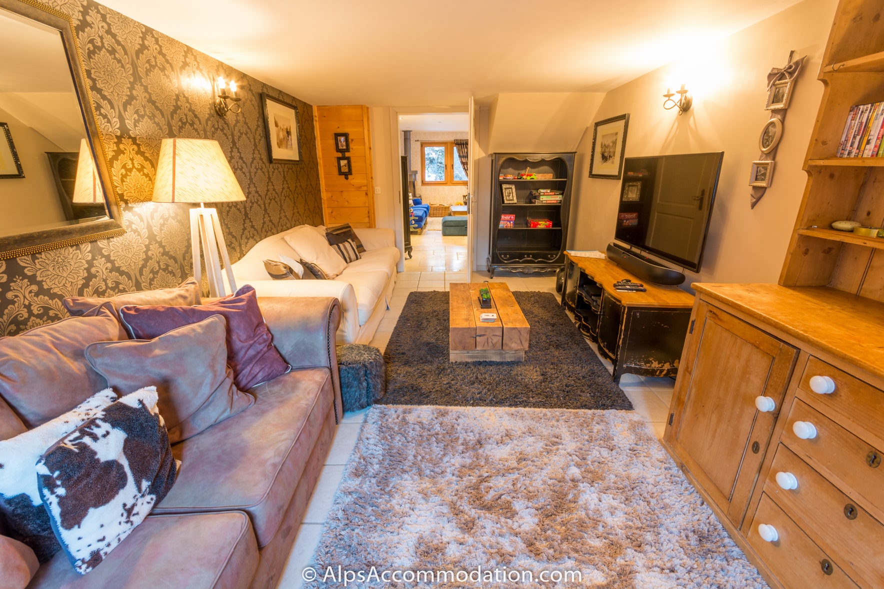 Chalet Falcon Samoëns - Cosy living area with deep comfortable sofas and large LCD TV