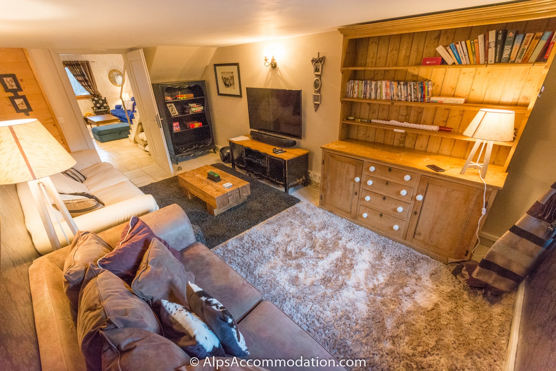 Chalet Falcon Samoëns - Cosy living area with deep comfortable sofas and large LCD TV